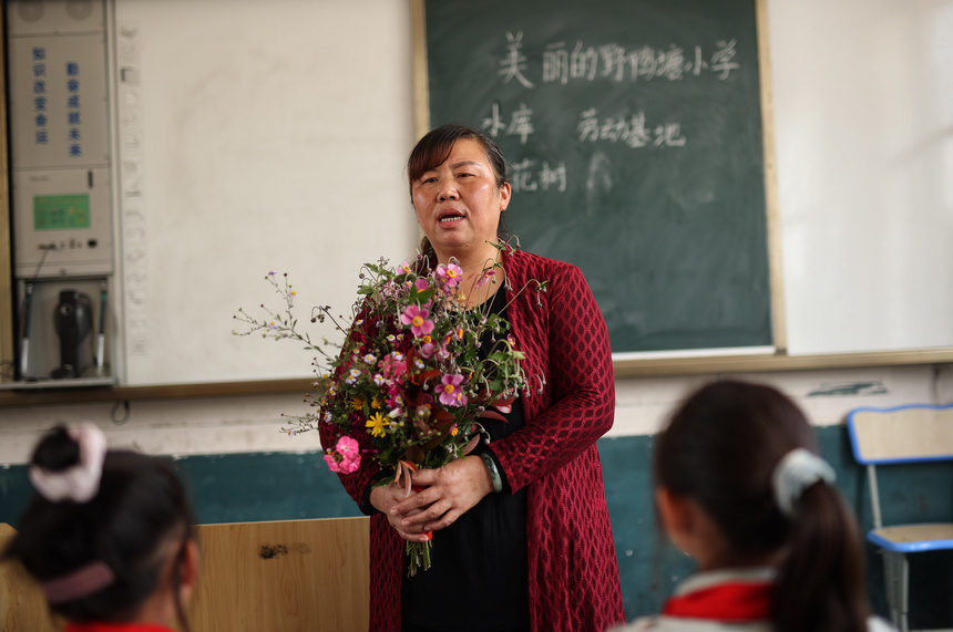 9月9日,在貴州省黔東南苗族侗族自治州丹寨縣興仁鎮野鴨塘小學,文國秀給孩子們講述人生的理想。