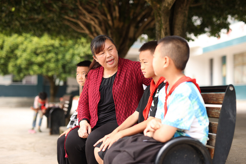 9月9日,在貴州省黔東南苗族侗族自治州丹寨縣興仁鎮(zhèn)野鴨塘小學(xué),文國(guó)秀和留守學(xué)生聊天談心。