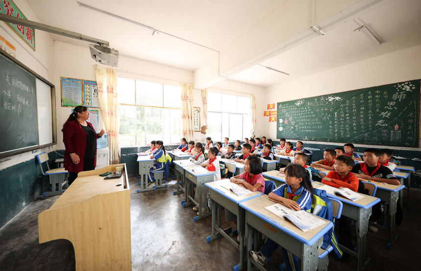 9��9�գ����F��ʡǭ�|�����嶱�������ݵ�կ�h�d���Ұ����С�W���ć����������һ���Z���n��