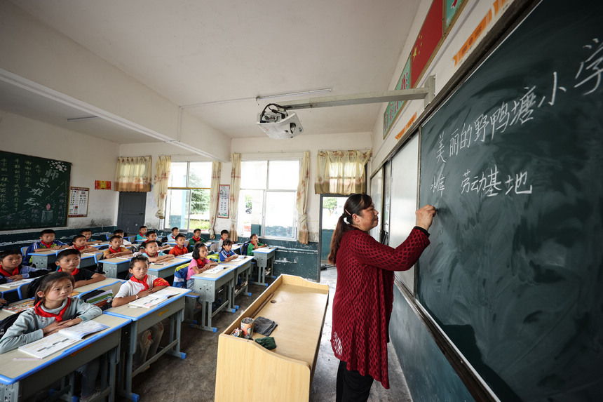 9��9�գ����F��ʡǭ�|�����嶱�������ݵ�կ�h�d���Ұ����С�W���ć����������һ���Z���n��