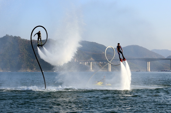 紅水河水上飛人表演。