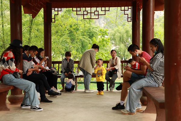 游客悠然自在地享受羅甸山水美景。
