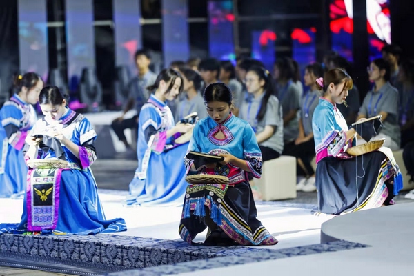 “苗繡+錦繡計劃”展演現場。