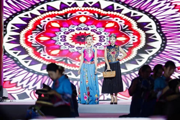 “苗繡+錦繡計劃”展演現場。