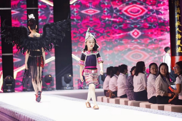 “苗繡+錦繡計(jì)劃”展演現(xiàn)場(chǎng)。