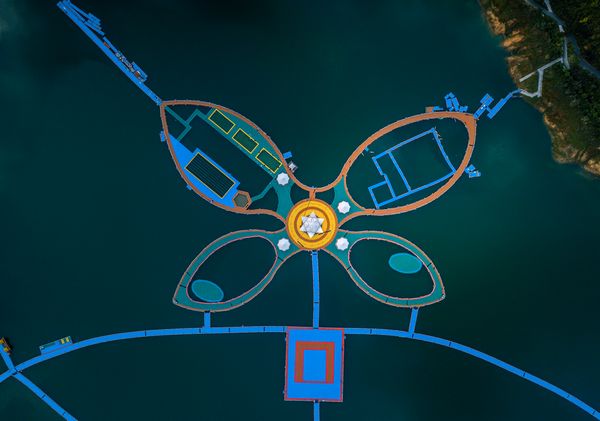 美輪美奐的紅水河景區水上棧道。