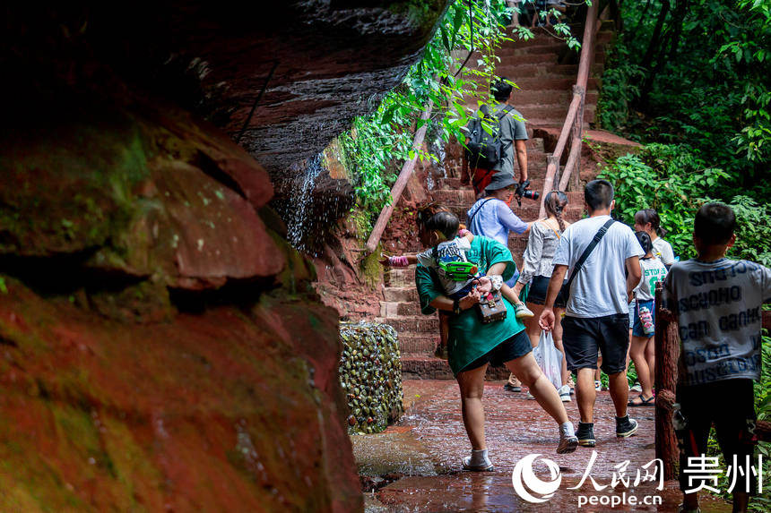 游客在“中國(guó)丹霞”赤水世界自然遺產(chǎn)佛光巖景區(qū)內(nèi)游玩。人民網(wǎng) 涂敏攝