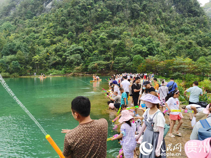 游客在戲水。人民網(wǎng) 陳晶晶攝