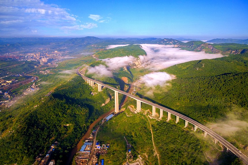 畢節至威寧高速公路赫章大橋。貴州省交通運輸廳供圖