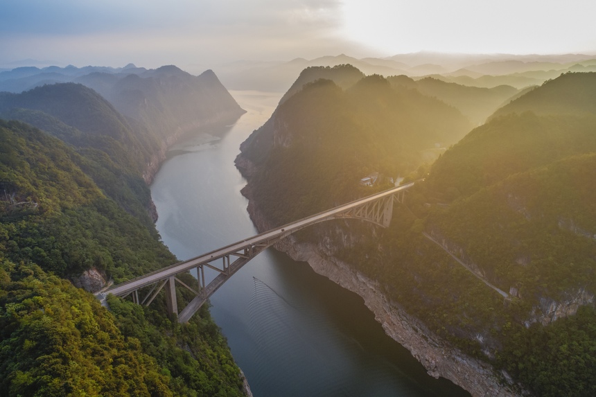 江界河大橋位于貴州省甕安縣江界河風景區。該橋系桁式組合拱橋,在當時的同類橋梁中,江界河大橋雄居世界前列。陳沛亮攝