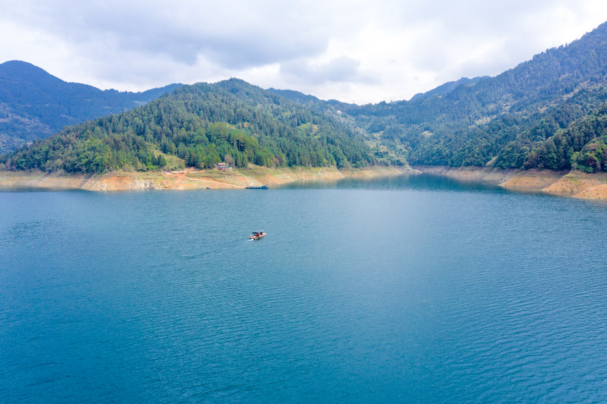 渡船橫渡烏下江。人民網 涂敏攝