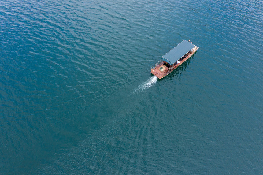 渡船橫渡烏下江。人民網 涂敏攝