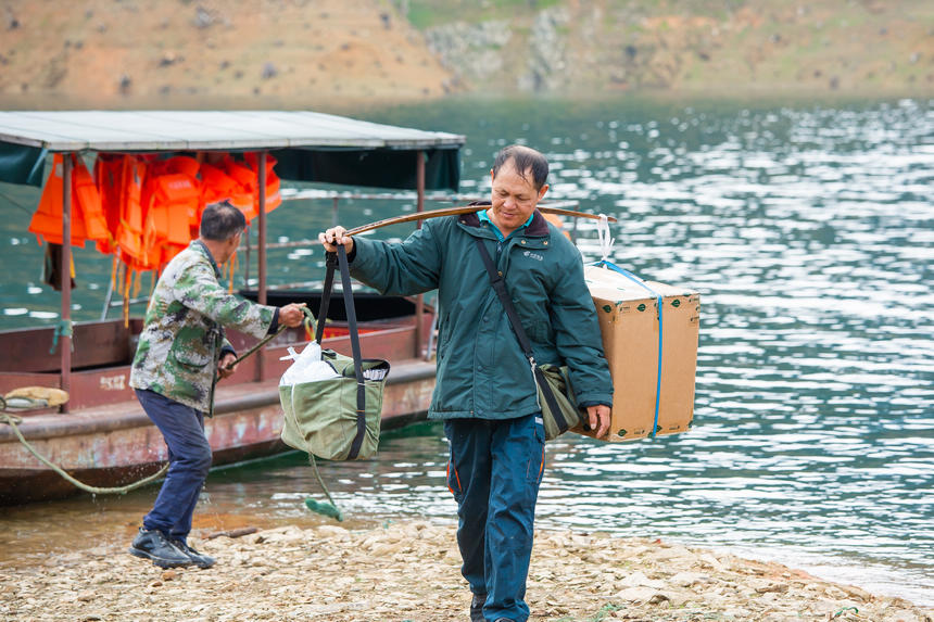 張林昌下船繼續(xù)派送包裹。人民網(wǎng) 涂敏攝