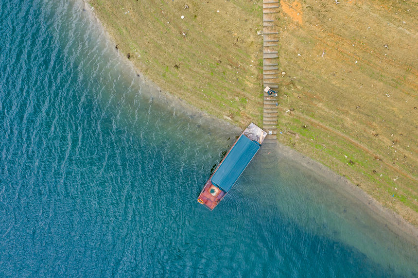 張林昌乘坐輪渡。人民網(wǎng) 涂敏攝