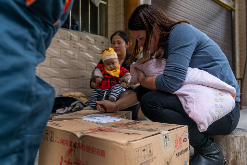 河口鄉瑤光村村民簽收包裹。人民網 涂敏攝