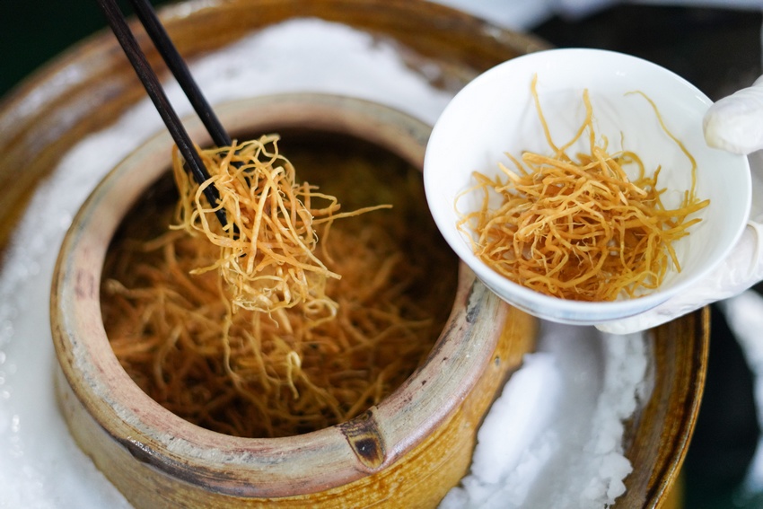 11月5日,在貴州省丹寨縣龍泉鎮馬寨村溪林韭菜根加工廠,陳章林查看韭菜根腌制情況。