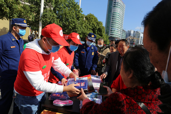 消防志愿者發(fā)放宣傳禮品