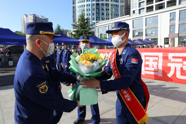 為冠軍王翔贈(zèng)送鮮花