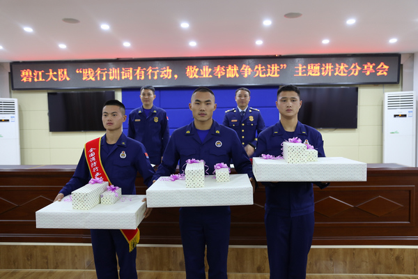 向參賽選手贈送禮品