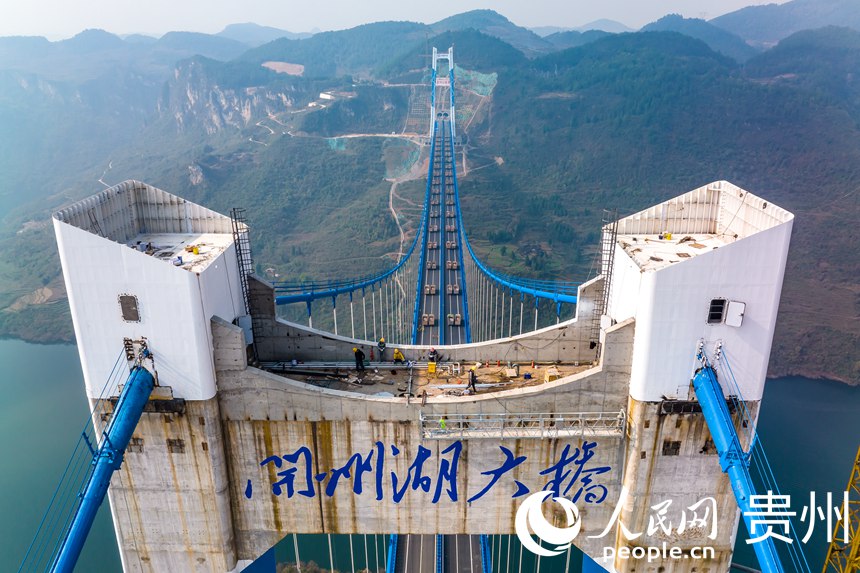 正在進行荷載實驗的開州湖特大橋。人民網 涂敏攝