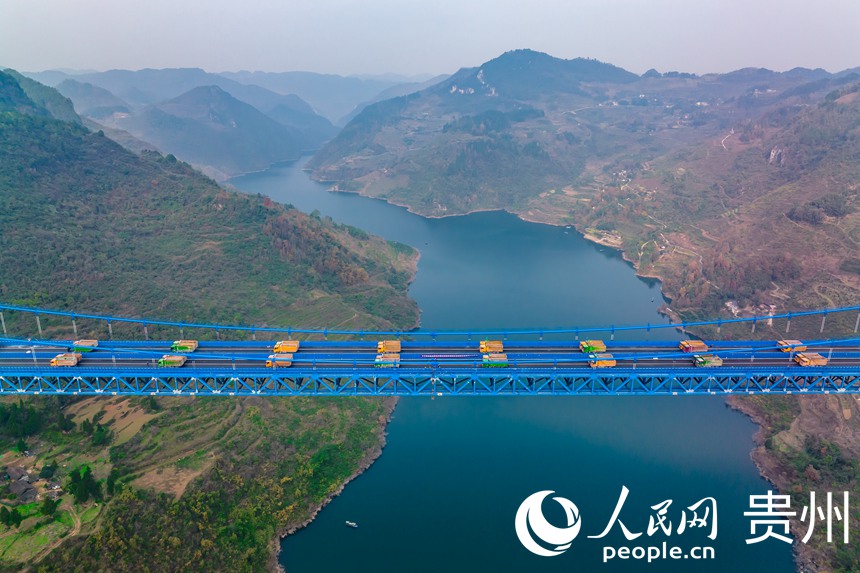 正在進行荷載實驗的開州湖特大橋。人民網 涂敏攝