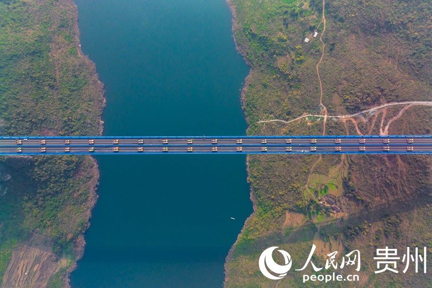 正在進行荷載實驗的開州湖特大橋。人民網 涂敏攝