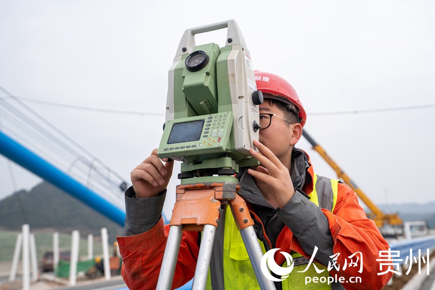 72輛大貨車全部就位后,工作人員對(duì)橋梁進(jìn)行測(cè)量。人民網(wǎng) 涂敏攝