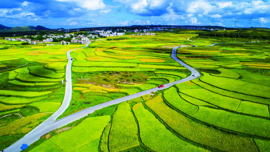 貴陽市花溪區高坡鄉通村公路。燕春攝