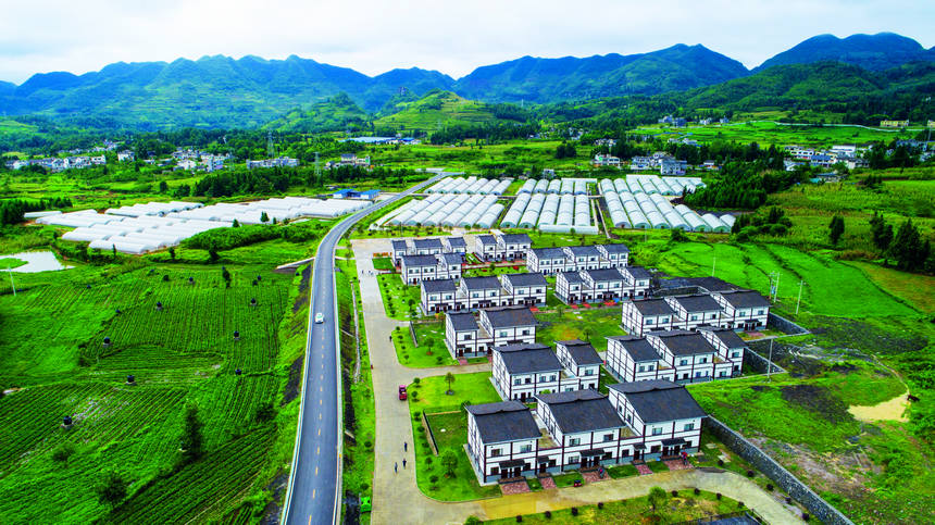 大方縣六龍鎮農村公路帶動產業園發展。張祥兵攝