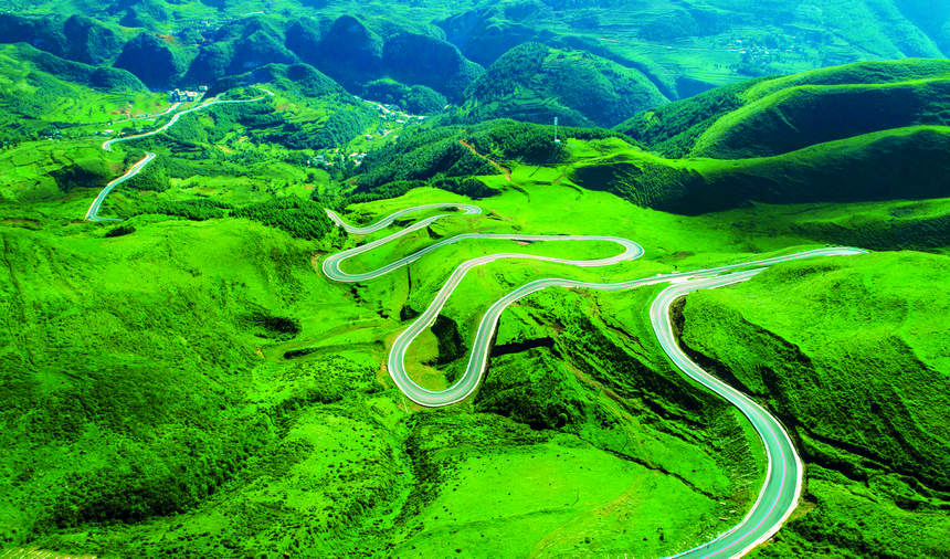 赫章縣韭菜坪旅游公路 。張祥兵攝