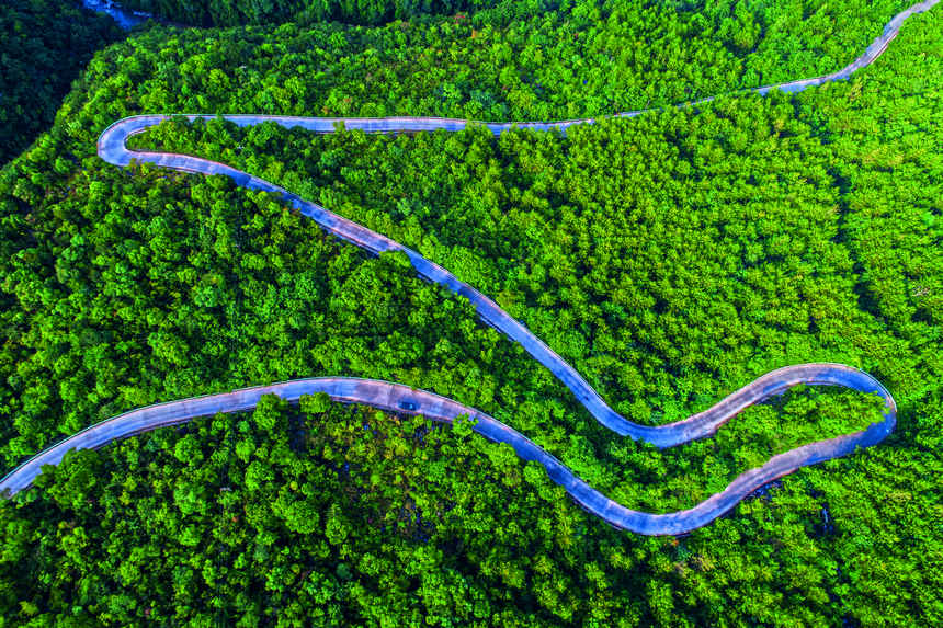 黔西市花溪鄉的盤山公路。 龔小勇攝