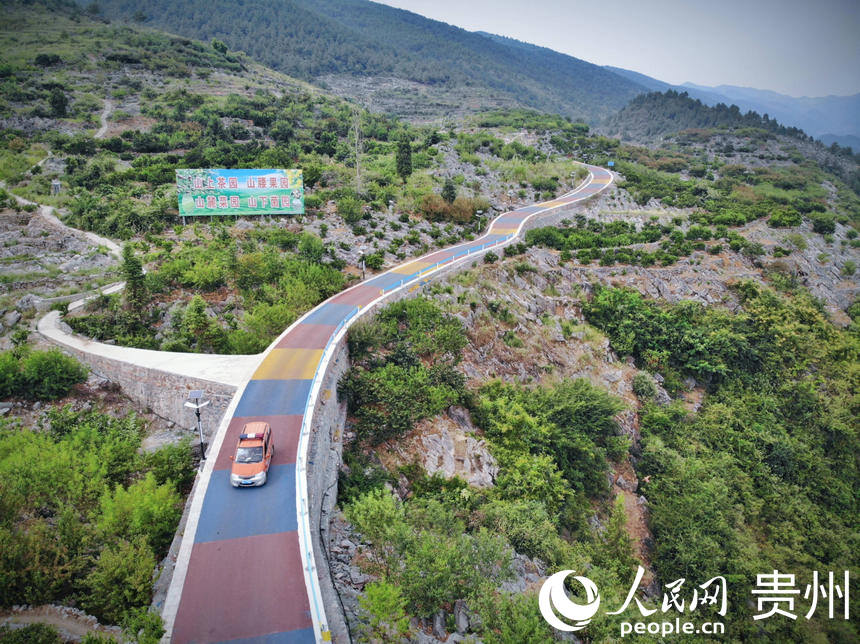 印江自治縣將通組公路建設與當地旅游、農村產業結合。人民網 龍章榆攝