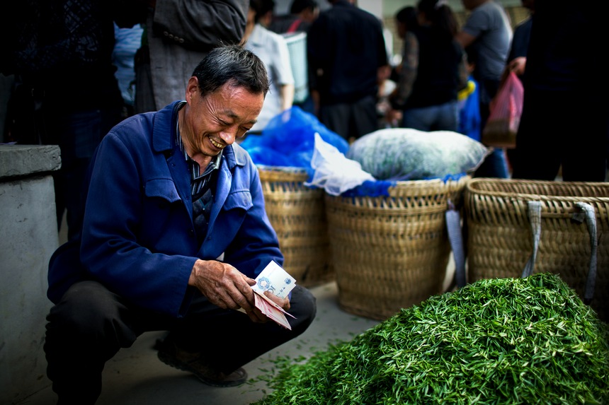 春茶俏 茶農(nóng)笑。 遵義市委宣傳部供圖