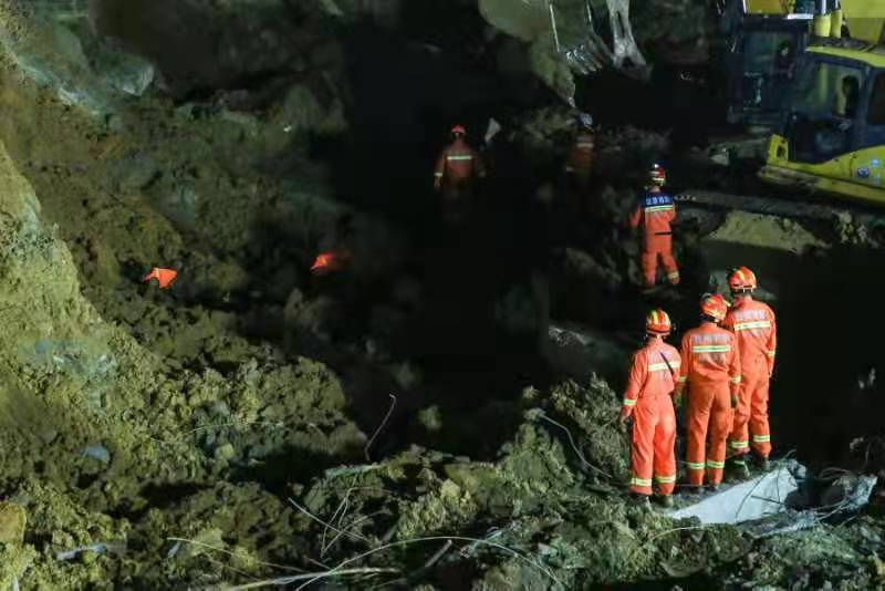 畢節(jié)市金海湖新區(qū)一在建工地山體滑坡救援現(xiàn)場(chǎng)。韓賢普攝