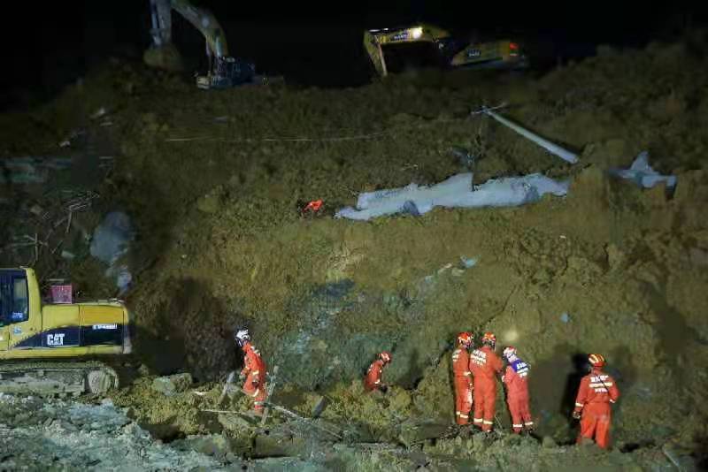 畢節(jié)市金海湖新區(qū)一在建工地山體滑坡救援現(xiàn)場(chǎng)。韓賢普攝