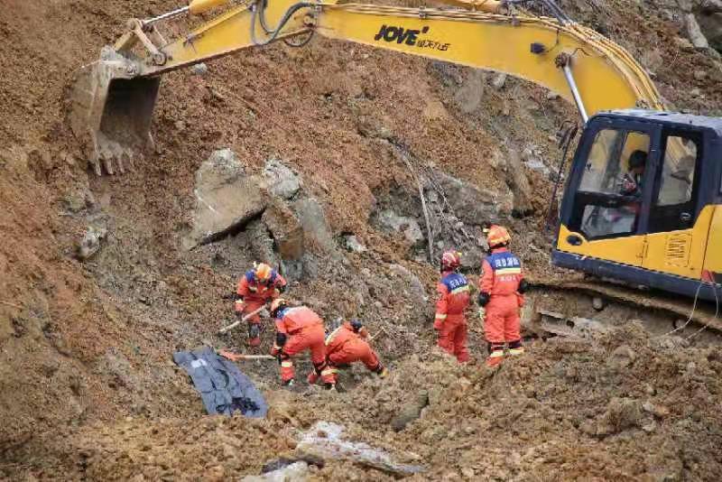 畢節(jié)市金海湖新區(qū)一在建工地山體滑坡救援現(xiàn)場(chǎng)。韓賢普攝