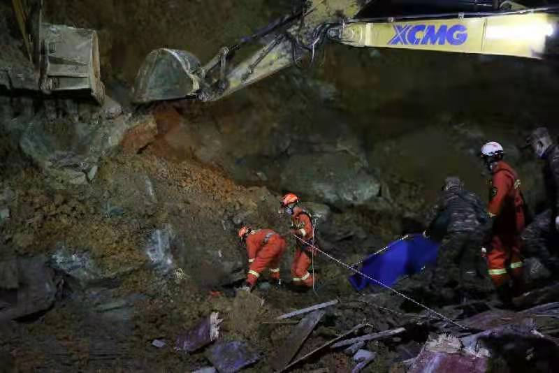 畢節市金海湖新區一在建工地山體滑坡救援現場。韓賢普攝