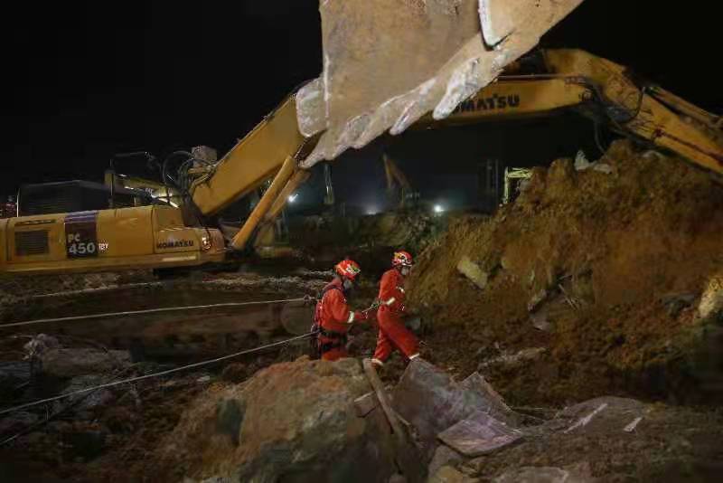 畢節(jié)市金海湖新區(qū)一在建工地山體滑坡救援現(xiàn)場(chǎng)。韓賢普攝