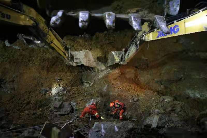 畢節市金海湖新區一在建工地山體滑坡救援現場。韓賢普攝