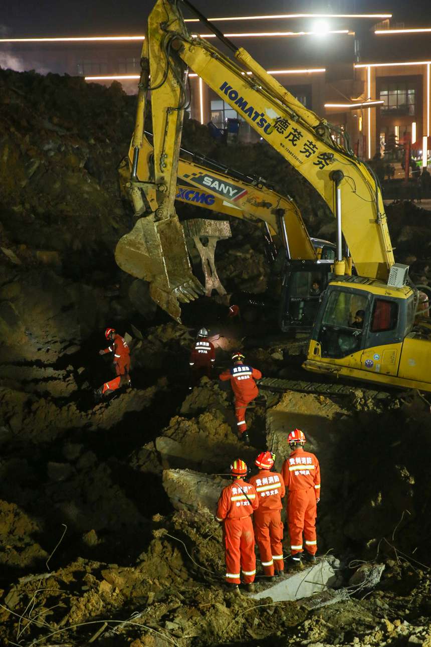 2022年1月3日,消防隊(duì)員在貴州省畢節(jié)市金海湖新區(qū)山體滑坡現(xiàn)場進(jìn)行搜救。韓賢普攝