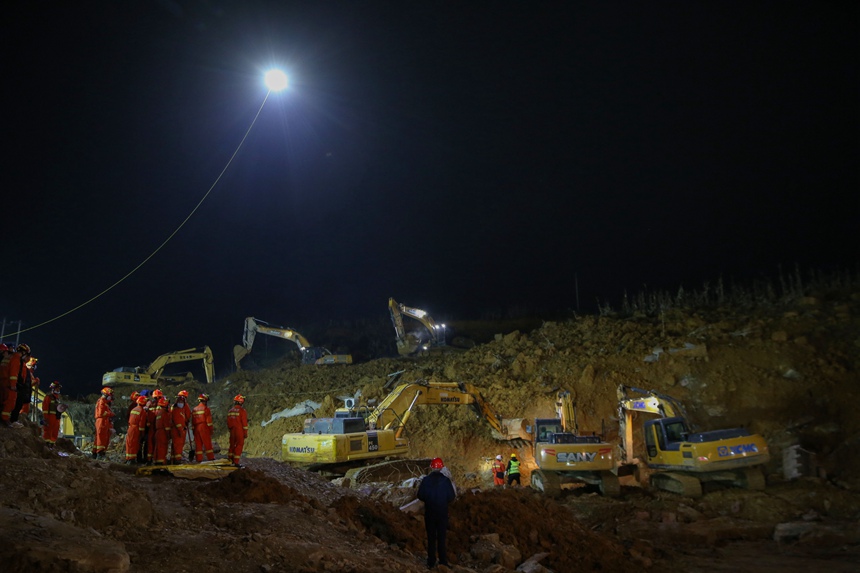 2022年1月4日,消防隊員在貴州省畢節市金海湖新區山體滑坡現場進行搜救。韓賢普攝