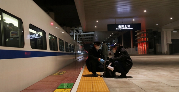 工作人員在做準(zhǔn)備。