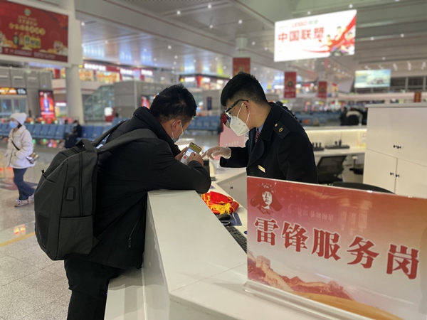 工作人員在給乘客解答。