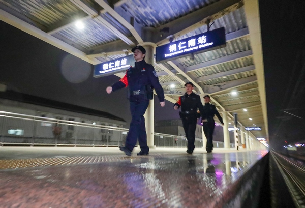 2022年1月17日凌晨，鐵路公安民警在滬昆高鐵貴州銅仁南站開展安全巡查。