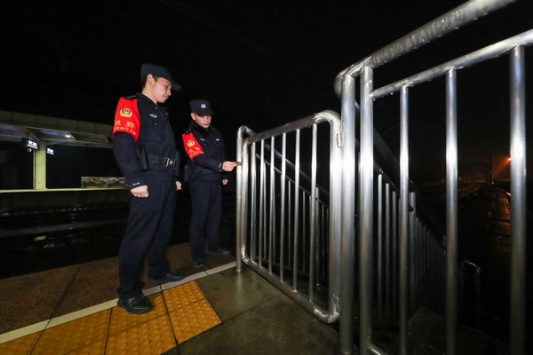 2022年1月16日深夜，鐵路公安民警在滬昆高鐵貴州銅仁南站開展安全巡查。