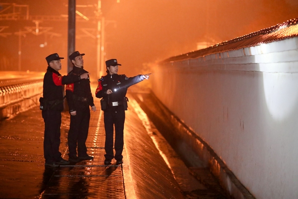 2022年1月16日深夜，鐵路公安民警在滬昆高鐵貴州銅仁南站開展安全巡查。