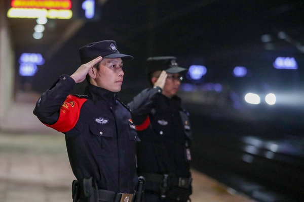 2022年1月17日，鐵路公安民警在滬昆高鐵貴州銅仁南站執勤。
