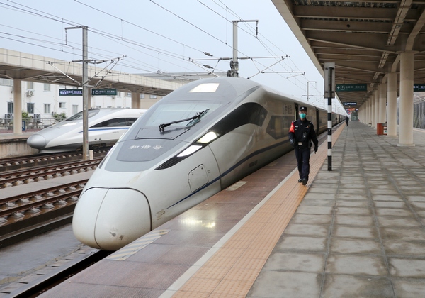 2022年1月17日，鐵路公安民警在滬昆高鐵貴州銅仁南站執(zhí)勤。