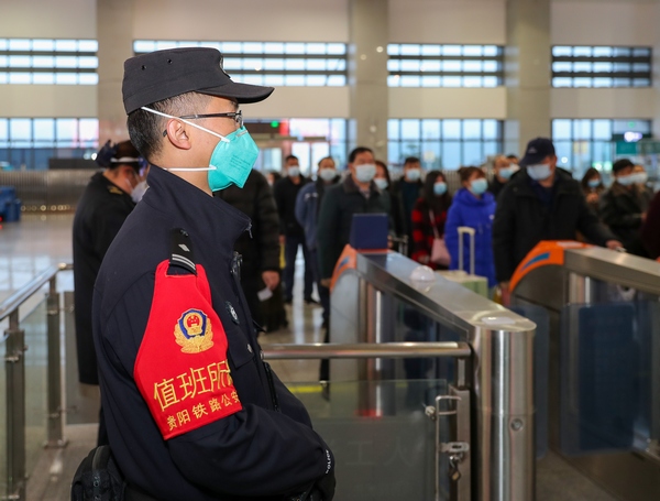 2022年1月17日，鐵路公安民警在滬昆高鐵貴州銅仁南站執(zhí)勤。