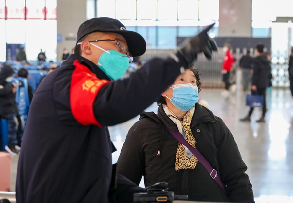 2022年1月17日，鐵路公安民警在滬昆高鐵貴州銅仁南站為旅客提供列車信息咨詢服務(wù)。